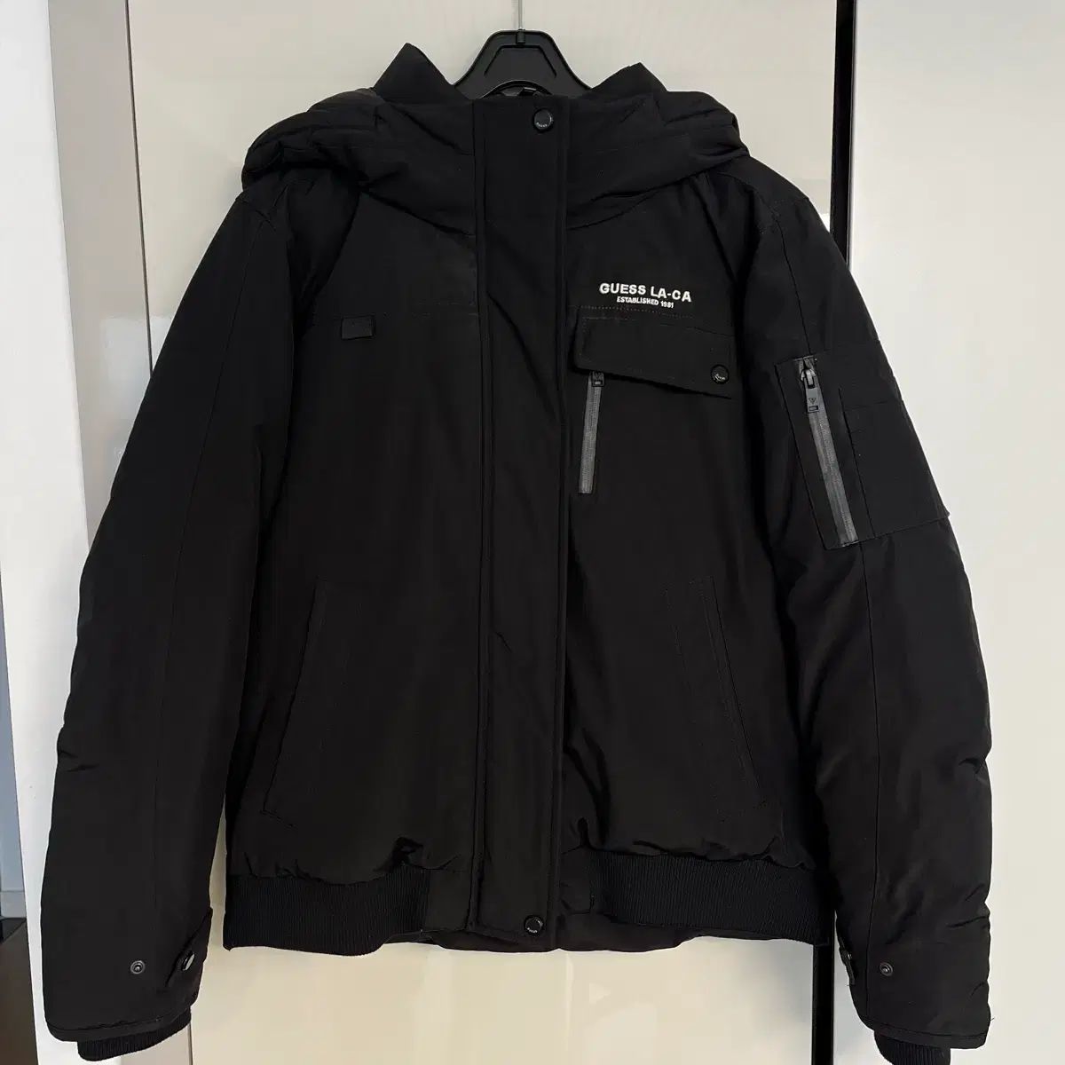 レディース GUESS ブラック フード ダウン アウター