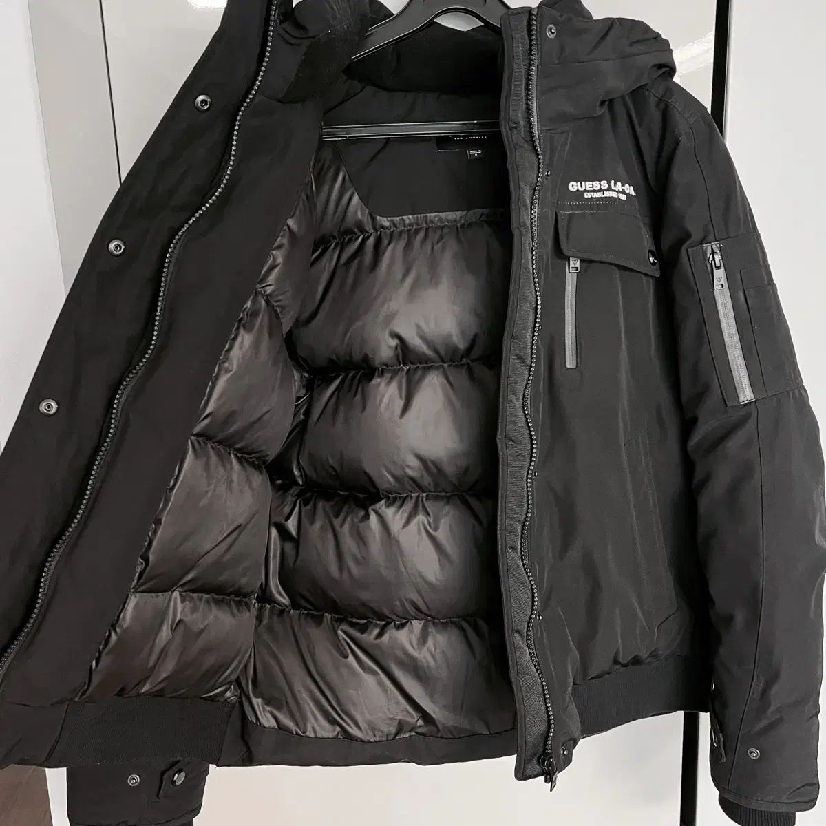 レディース GUESS ブラック フード ダウン アウター