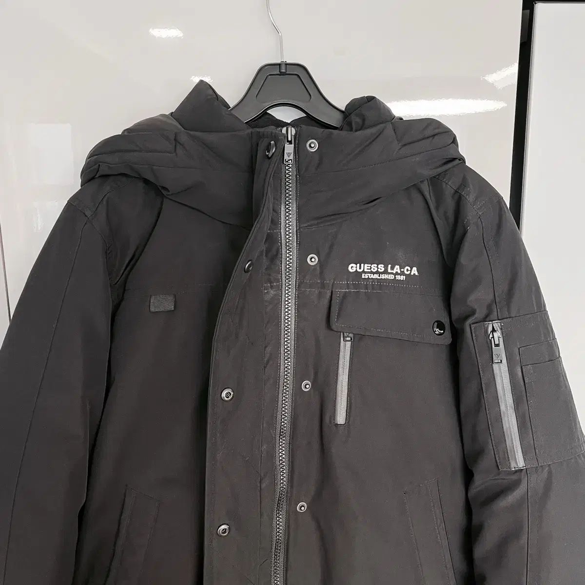 レディース GUESS ブラック フード ダウン アウター