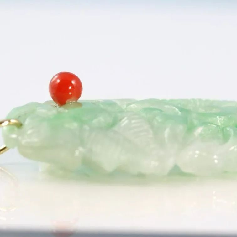 新品未使用 k18 カービング翡翠 ベビーパール・血赤珊瑚付きペンダント