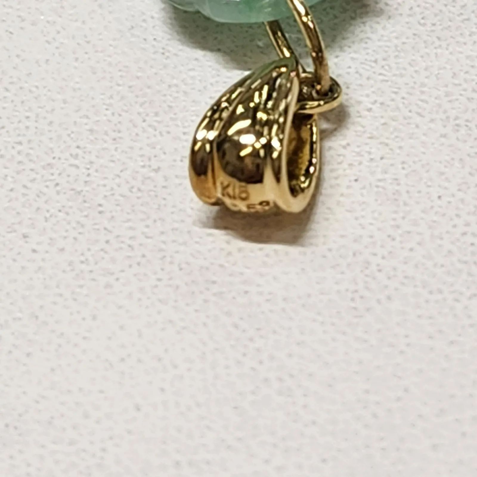 新品未使用 k18 カービング翡翠 ベビーパール・血赤珊瑚付きペンダント