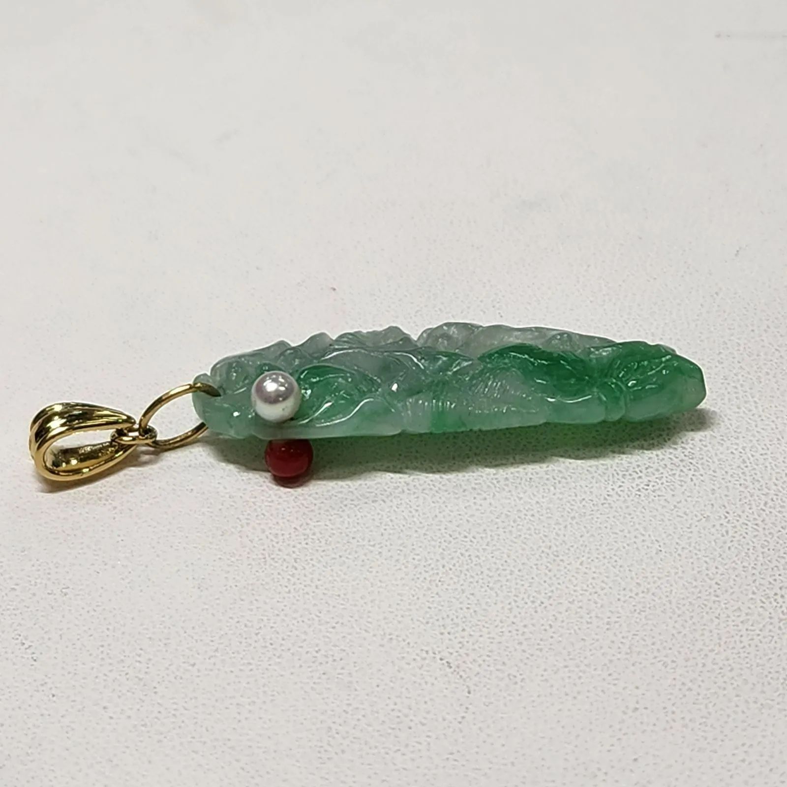 新品未使用 k18 カービング翡翠 ベビーパール・血赤珊瑚付きペンダント