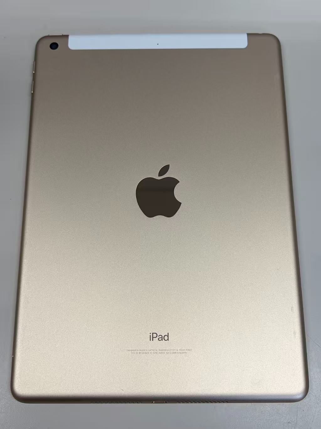 iPad 第5世代 32GB ゴールド SIMフリー 美品 - メルカリ
