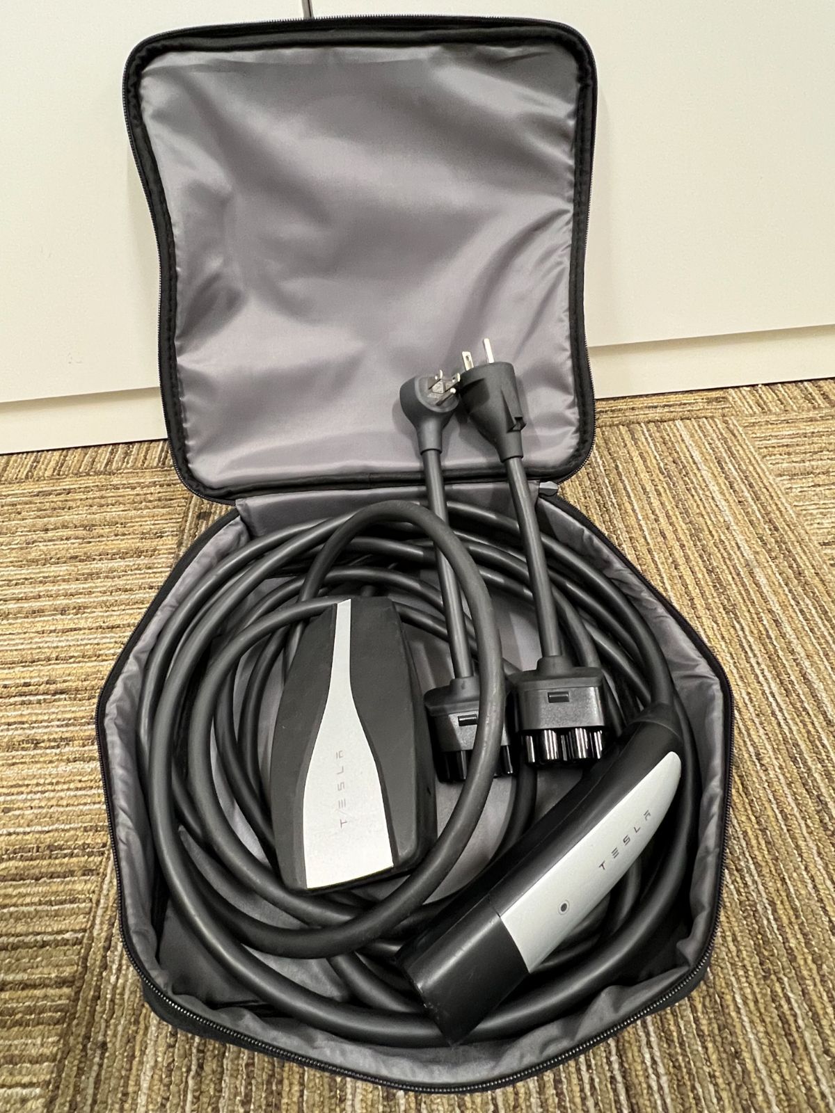 テスラ モバイルコネクター 充電器 - メルカリ