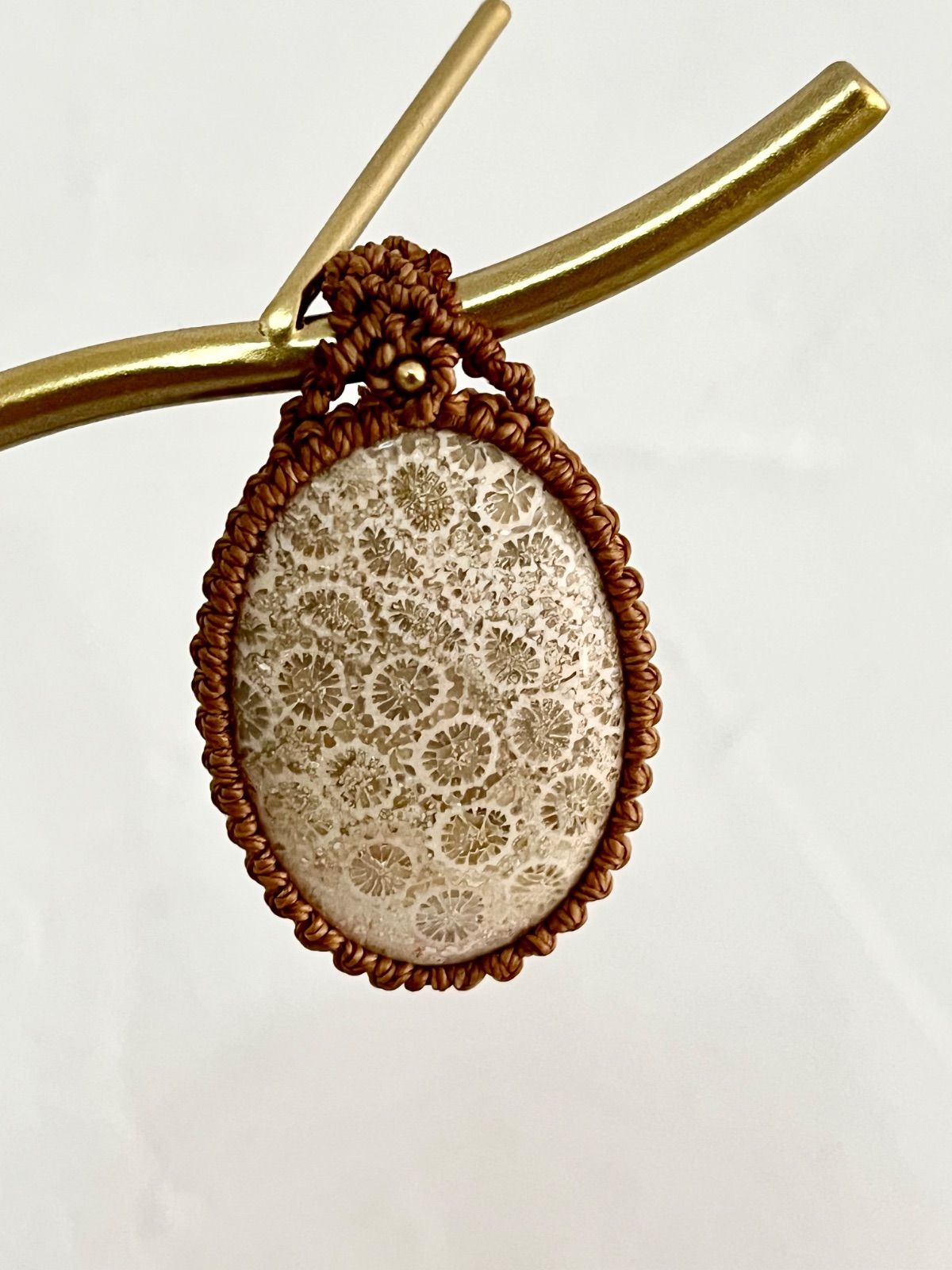 ファッシルコーラル マクラメ編みペンダント - メルカリ