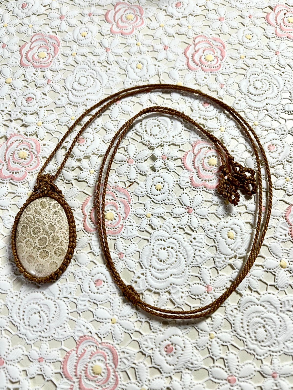 ファッシルコーラル マクラメ編みペンダント - メルカリ