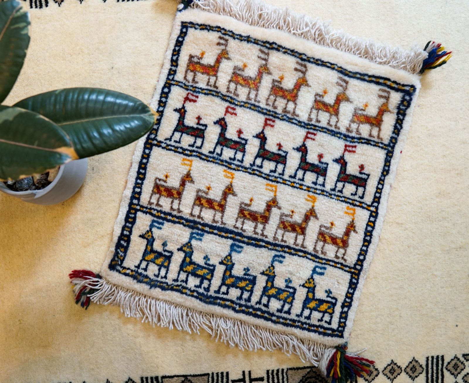 ペルシャ絨毯 手織りギャッベ カシュクリ族ギャッベ 40×40cm - メルカリ