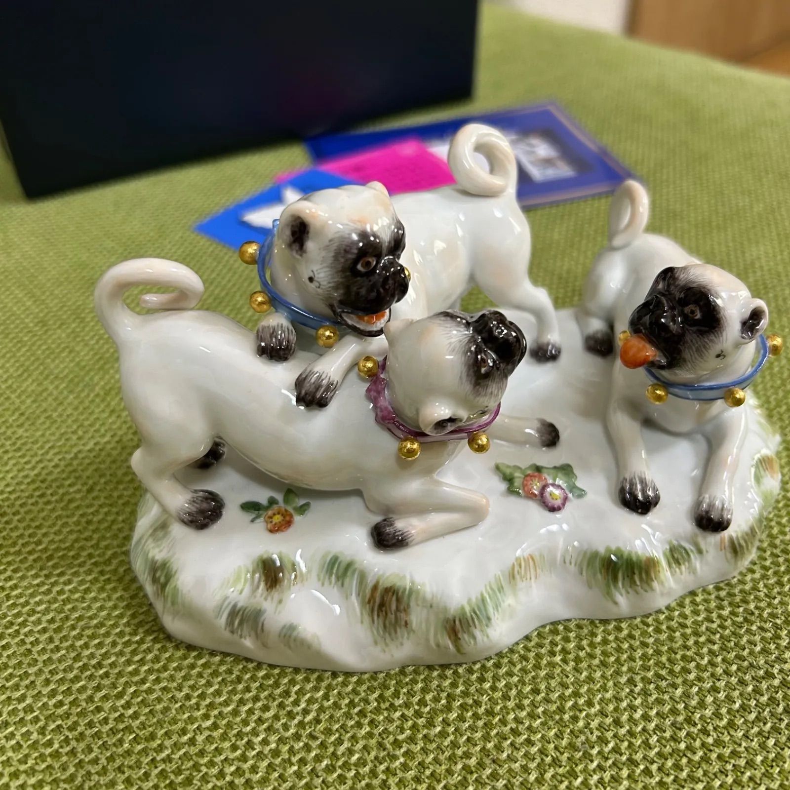マイセン じゃれ合う3匹のパグ 希少 陶器 置物 犬 フィギュリン - メルカリ
