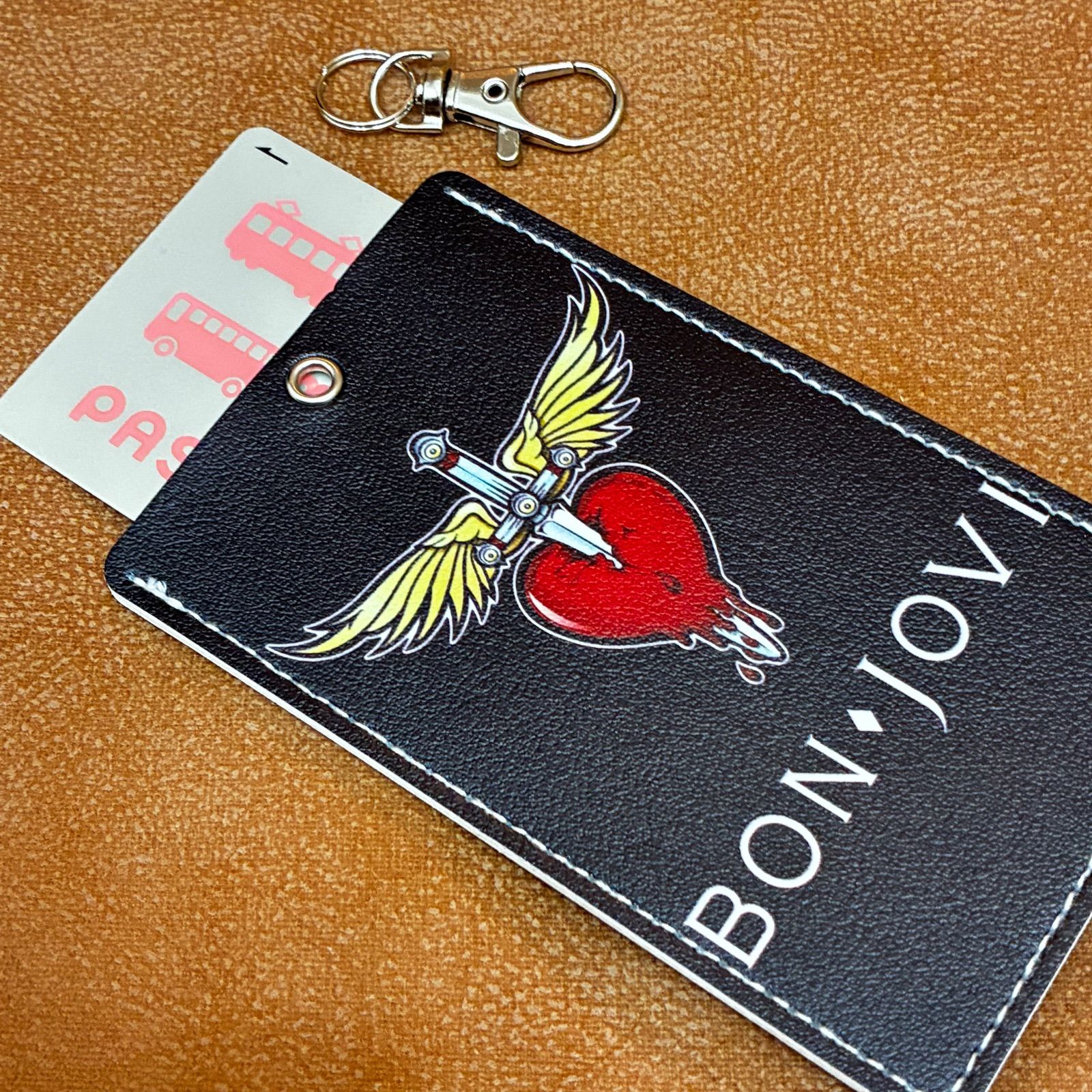 新品 ボンジョヴィ BON JOVI ハートダガー パスケース 定期入れ カード