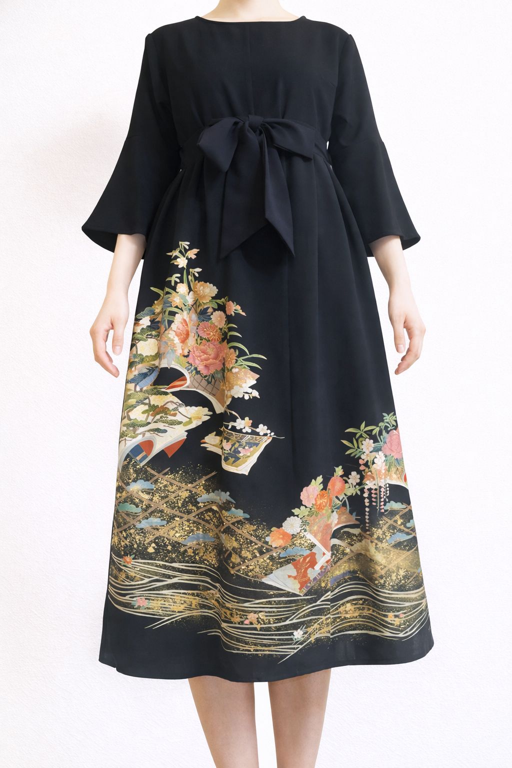 着物リメイク ワンピース黒留袖 正絹 花松文 金 刺繍 - メルカリ