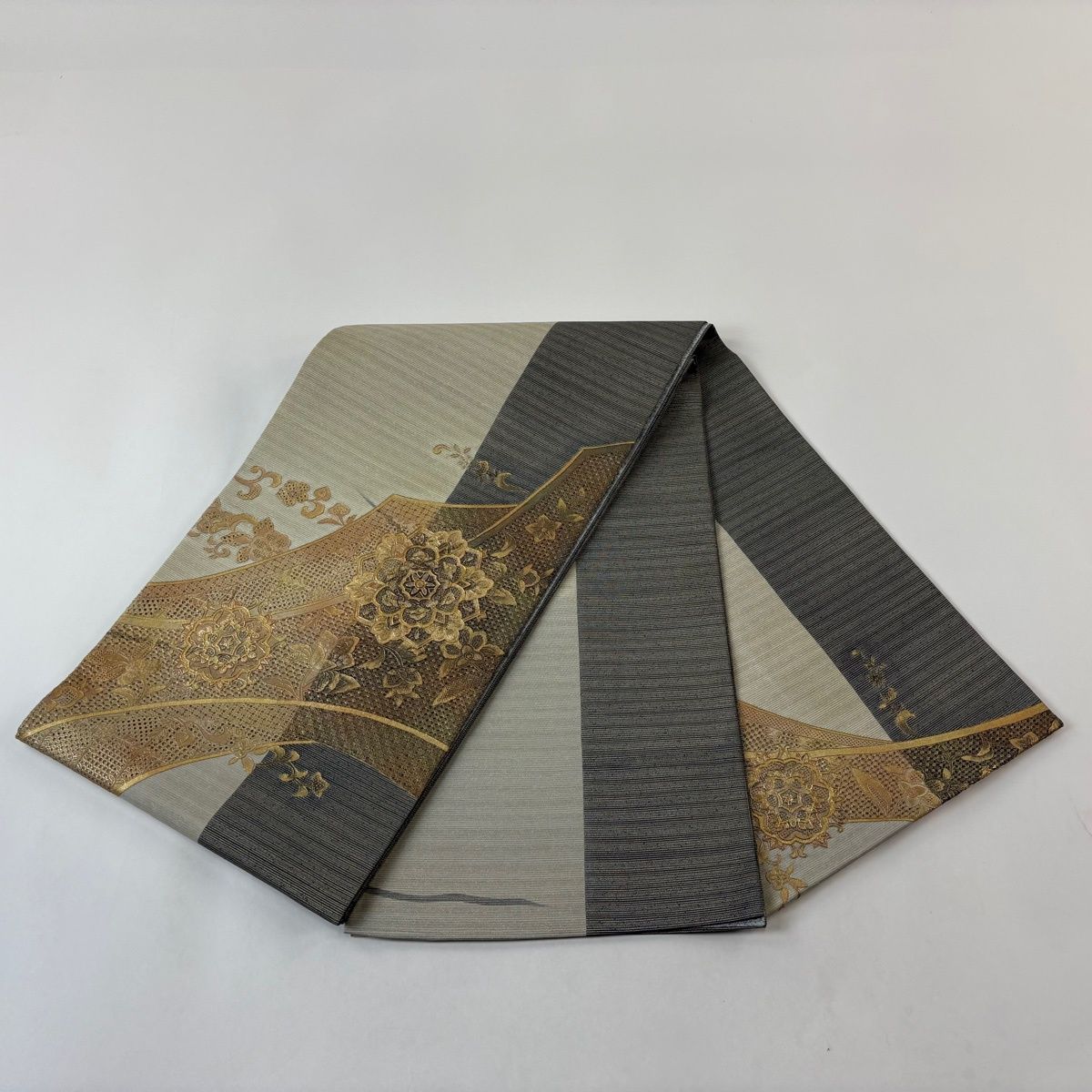 袋帯 秀品 華文 花唐草 刺繍 金彩 灰緑 お太鼓柄 正絹 【中古】 - メルカリ