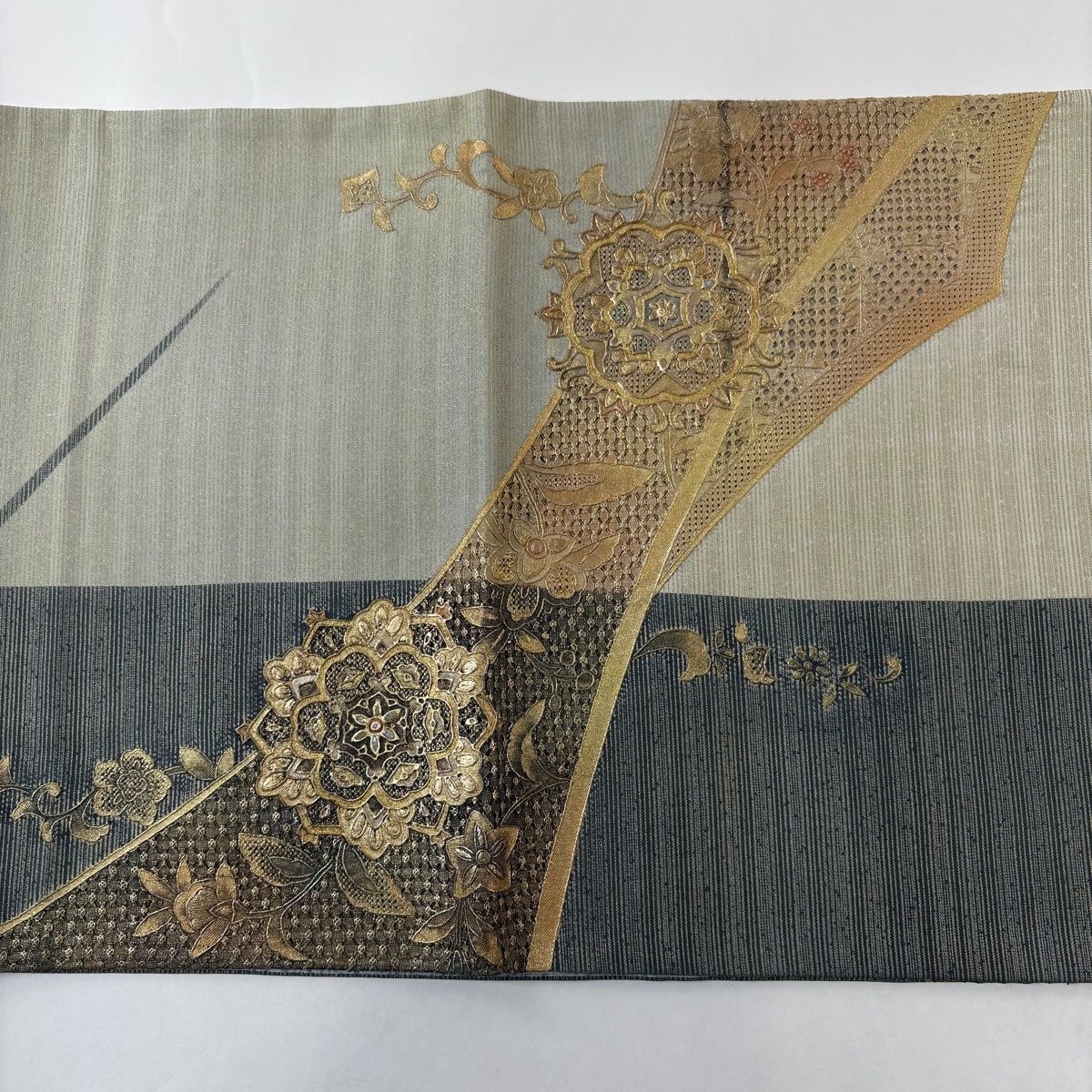 袋帯 秀品 華文 花唐草 刺繍 金彩 灰緑 お太鼓柄 正絹 【中古】 - メルカリ