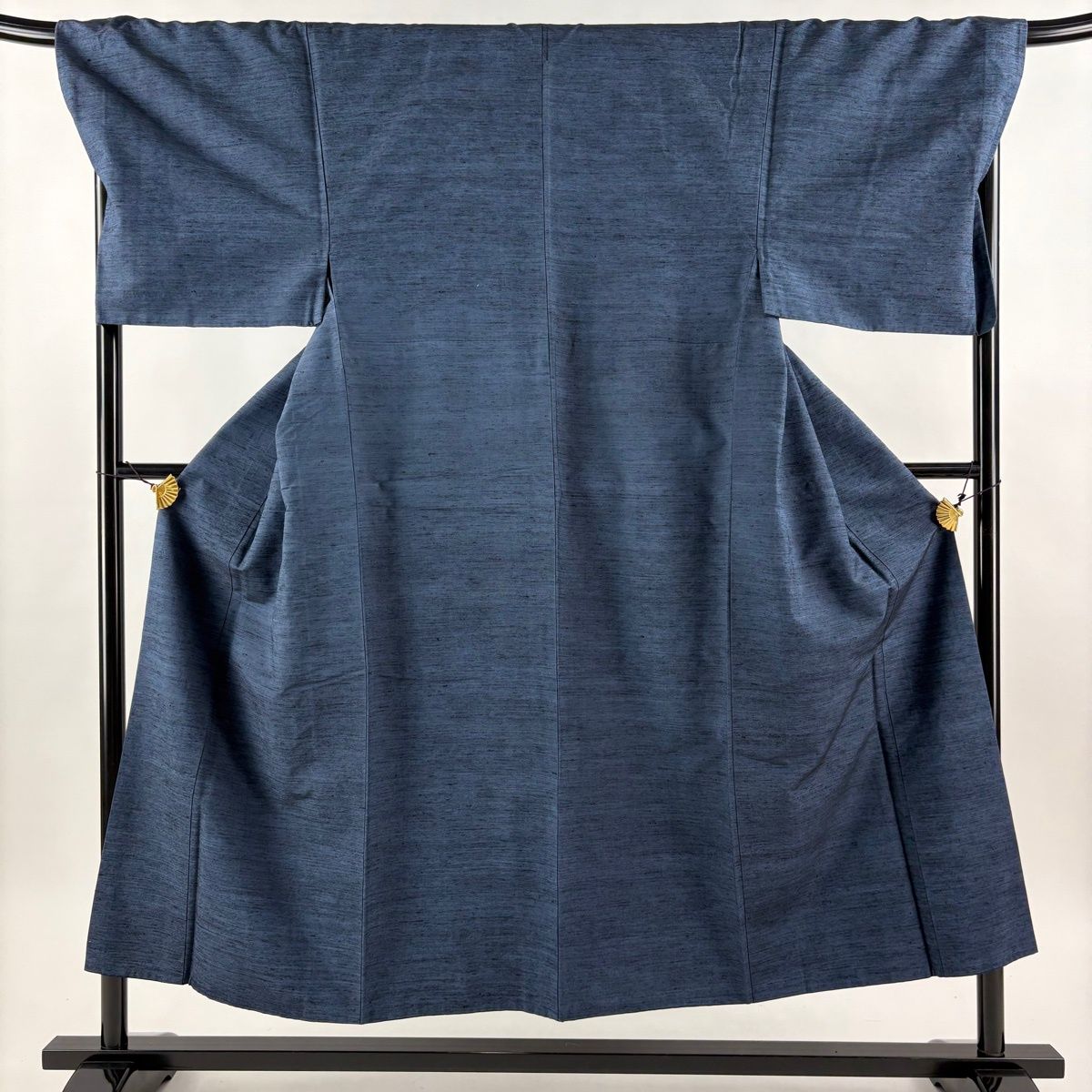 男着物 身丈152cm 裄丈70.5cm L 袷 紬地 紺色 正絹 名品 【中古】