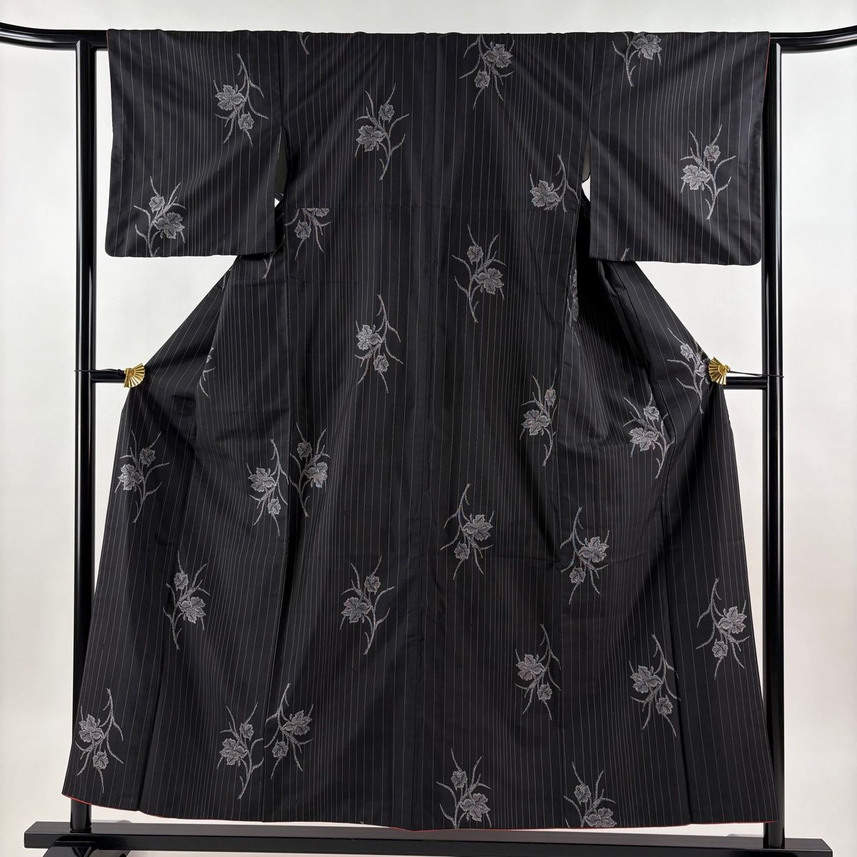 美品】 紬 身丈154.5cm 裄丈63cm S 袷 草花 縦縞 黒 正絹 秀品 【中古