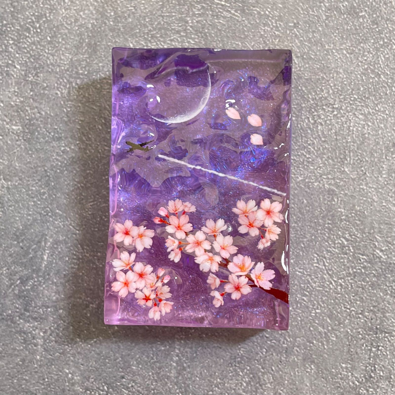 水面に映る夜桜と三日月 飛行機雲 オブジェ レジンアート - メルカリ