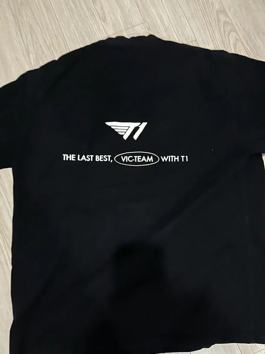 (ほぼ新品) キム・スンリ X T1 VIC-TEAM 黒色 Tシャツ