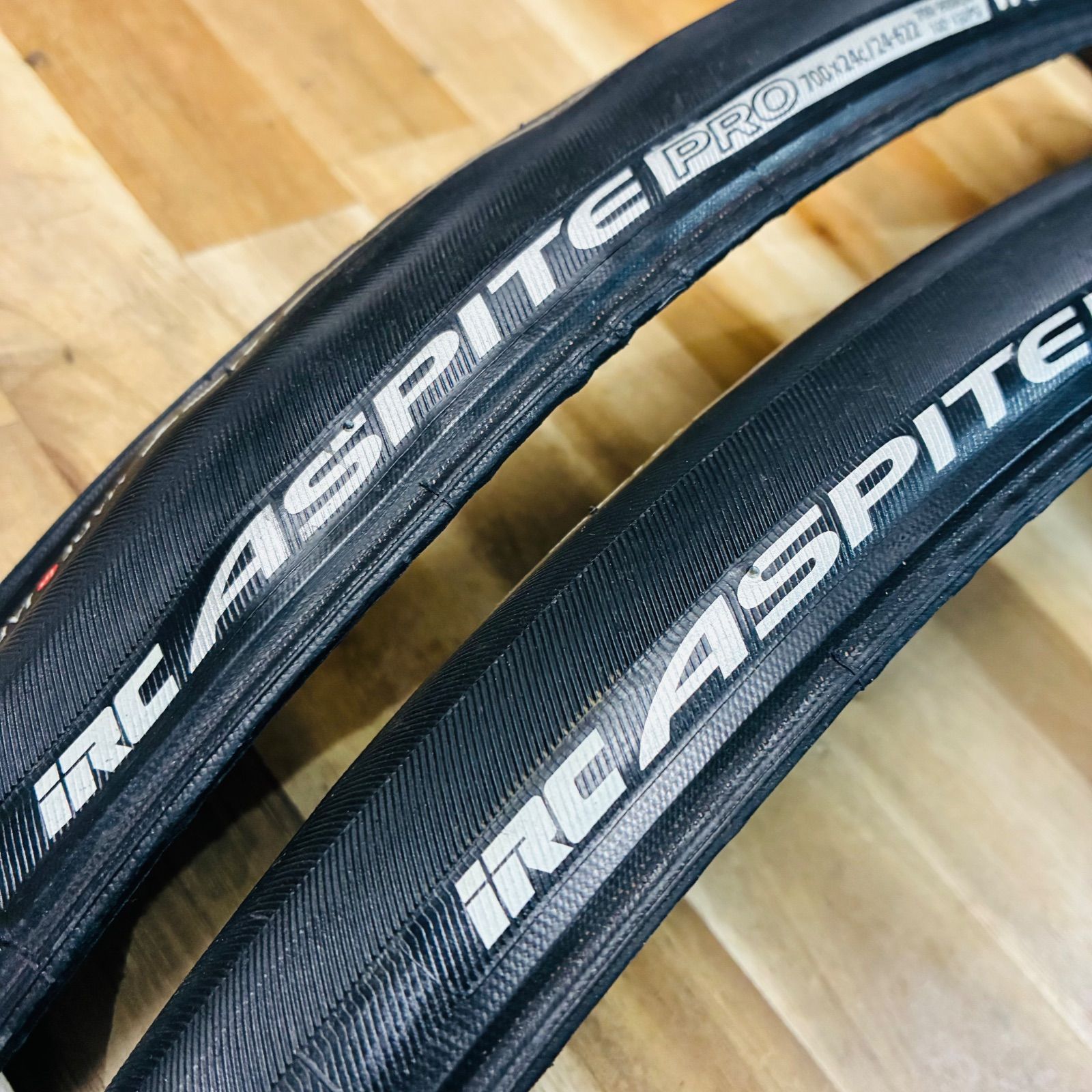 中古品】 IRC ASPITE PRO 700×24c WET 24-622 wo クリンチャー タイヤ