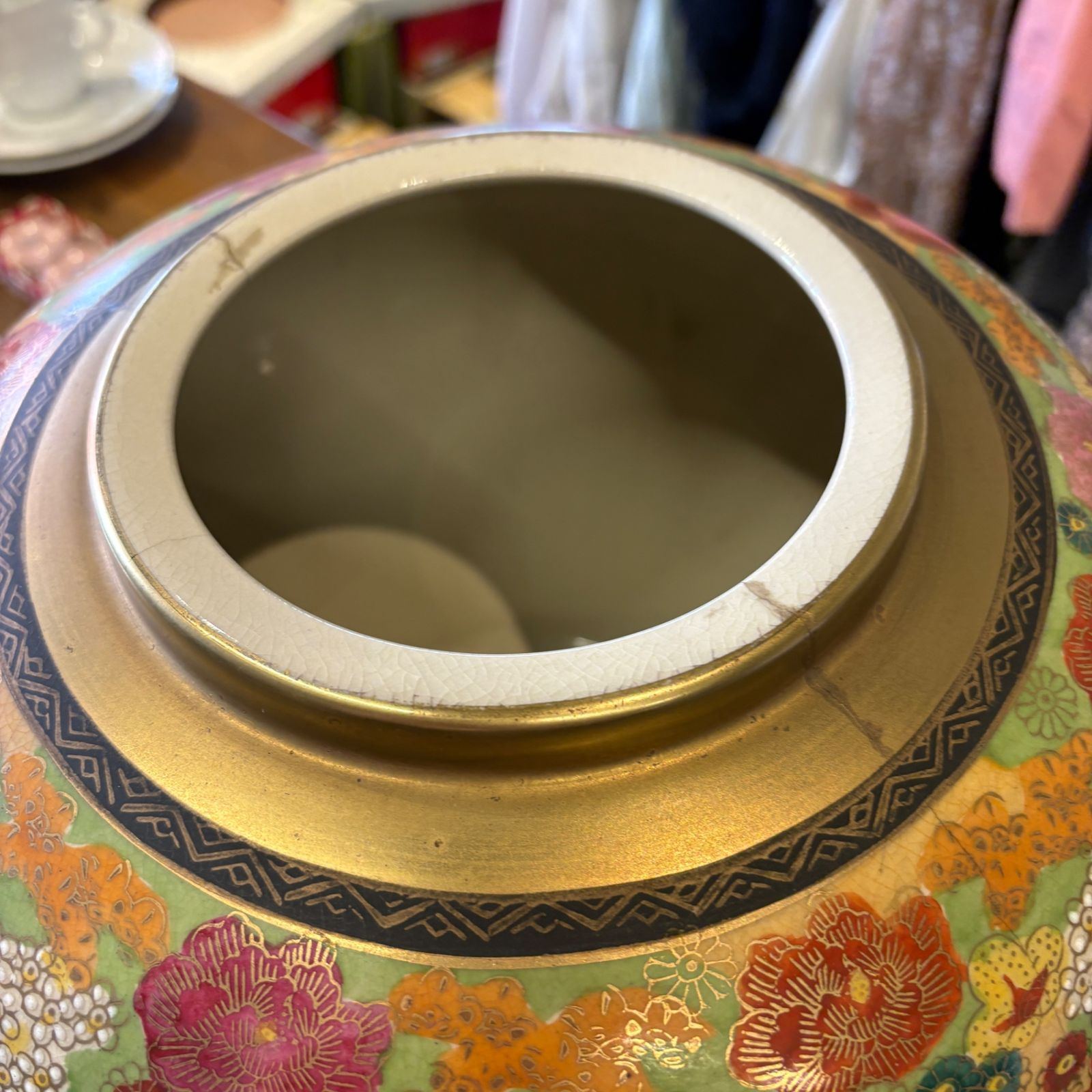 花柄陶器の壺 金色の縁取り 九谷焼 花瓶 花詰 金彩 花入 飾り壺 金襴手 花柄 壷 陶器 錦栄 - (九谷