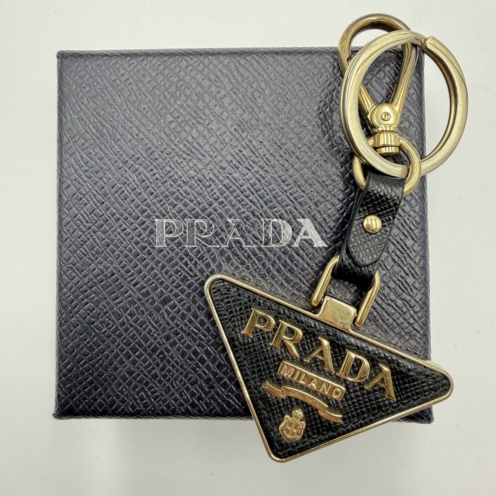 PRADA（プラダ）サフィアーノレザー トライアングルロゴ キーリング 