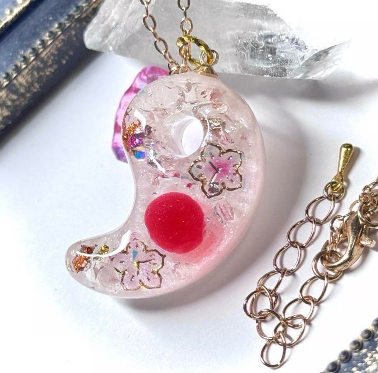 N0016「【な】紅の勾玉-KURENAI-」オルゴナイトネックレス - メルカリ