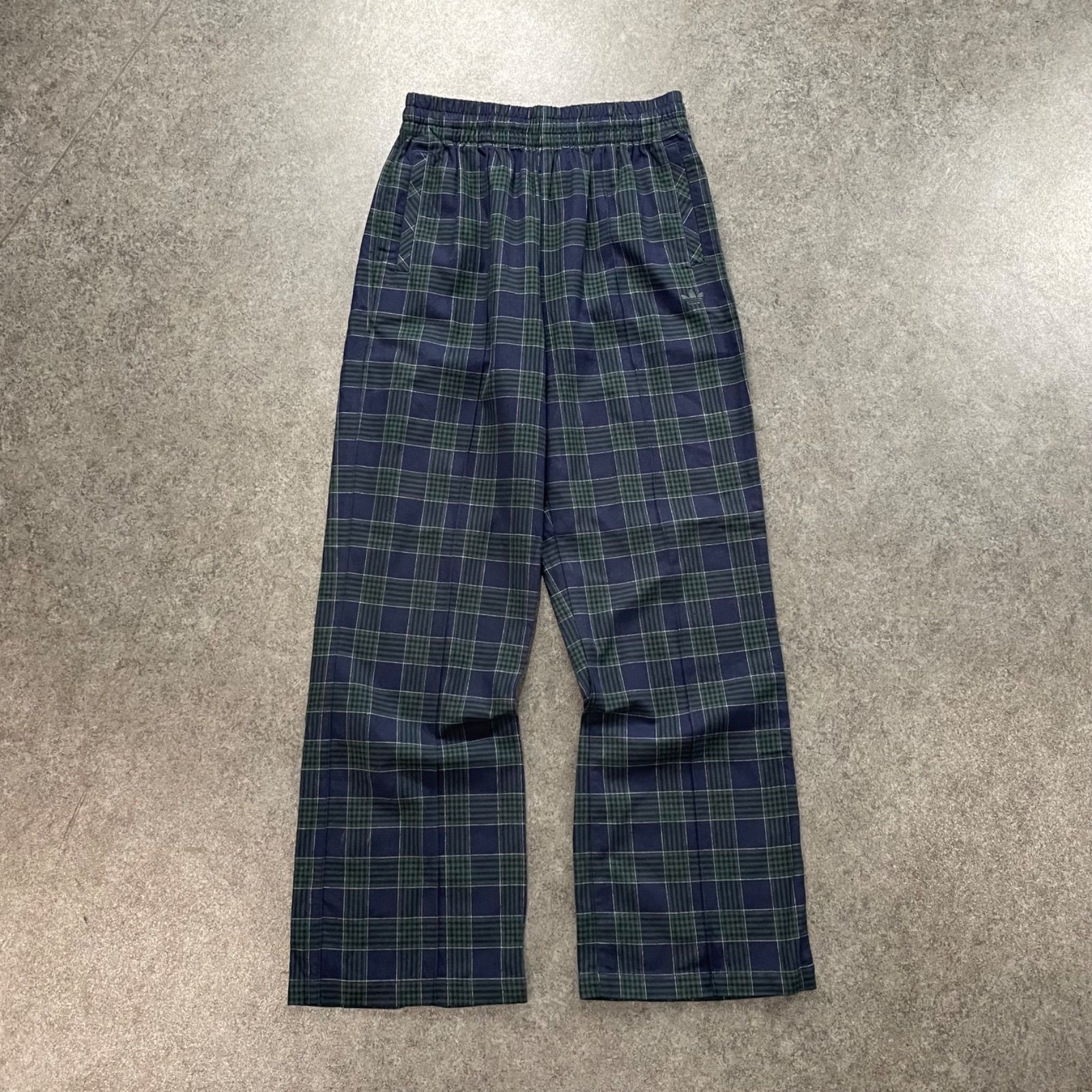 【最新作，定番人気】 50周年記念 adidas originals アディダスオリジナルス スラックス ストレート チェック柄 ウエストゴム入り メンズ IA8350 ワイドパンツ・イージーパンツ