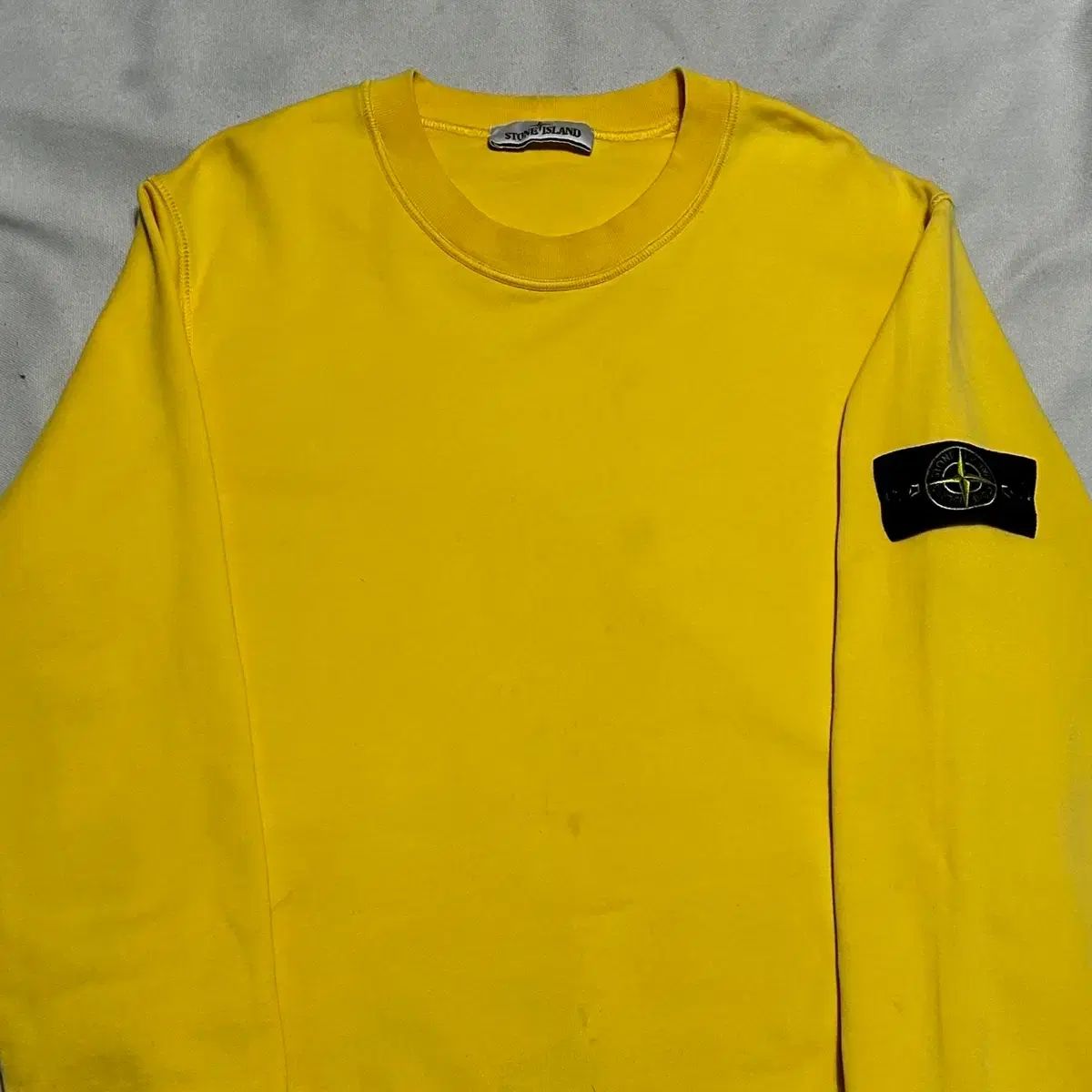 100 STONE ISLAND ストーンアイランド イェロー スウェット - メルカリ