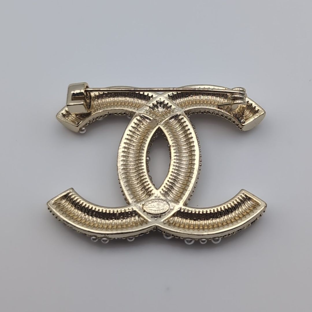 美品 CHANEL シャネル ブローチ 2020年 ブローチ CHANEL シャネル フリマアプリ | 大阪心斎橋店の出張買取にて、シャネルの2021年モデルである、ココ