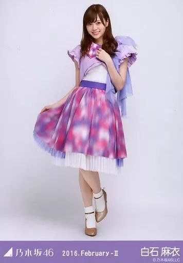 中古生写真(坂道シリーズ) 白石麻衣⁄全身・紅白衣装1⁄「2016 中古生写真(坂道シリーズ) 白石麻衣⁄全身・紅白衣装1⁄「2016