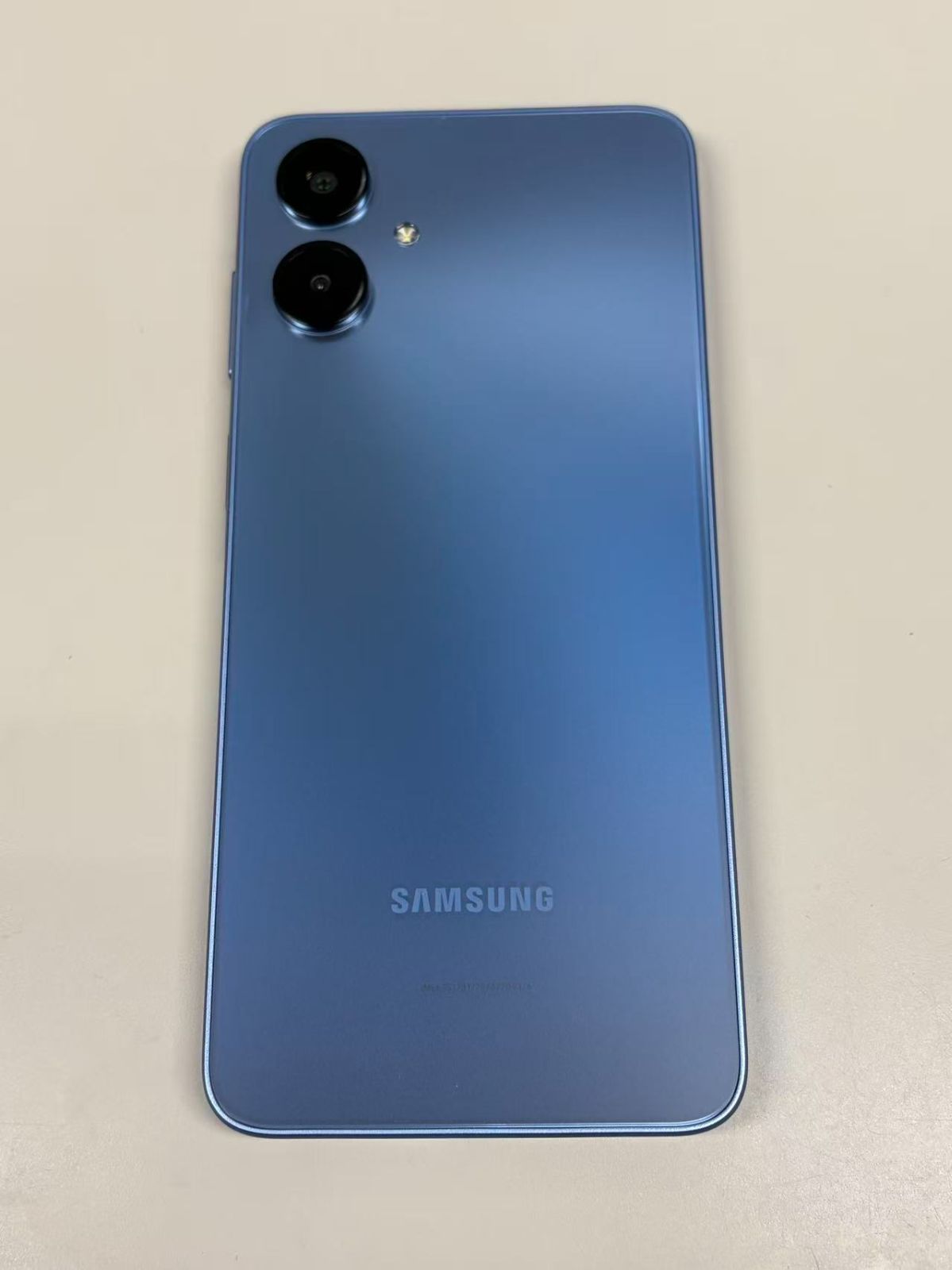 新品同様品 SIMフリーau Galaxy A25 5G SCG33 ブルー - メルカリ