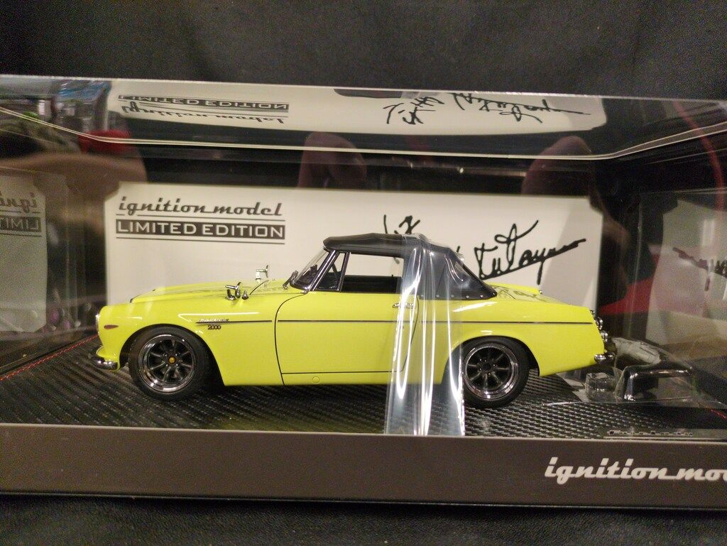 ignition model 1/18 DATSUN Fairlady 2000 (SR311) Yellow With