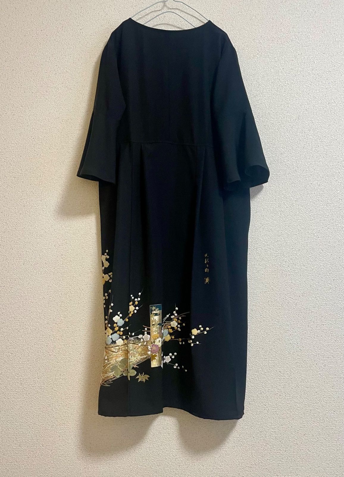 着物リメイク ワンピース黒留袖 正絹 落款 作家物 鶴 花柄 - メルカリ