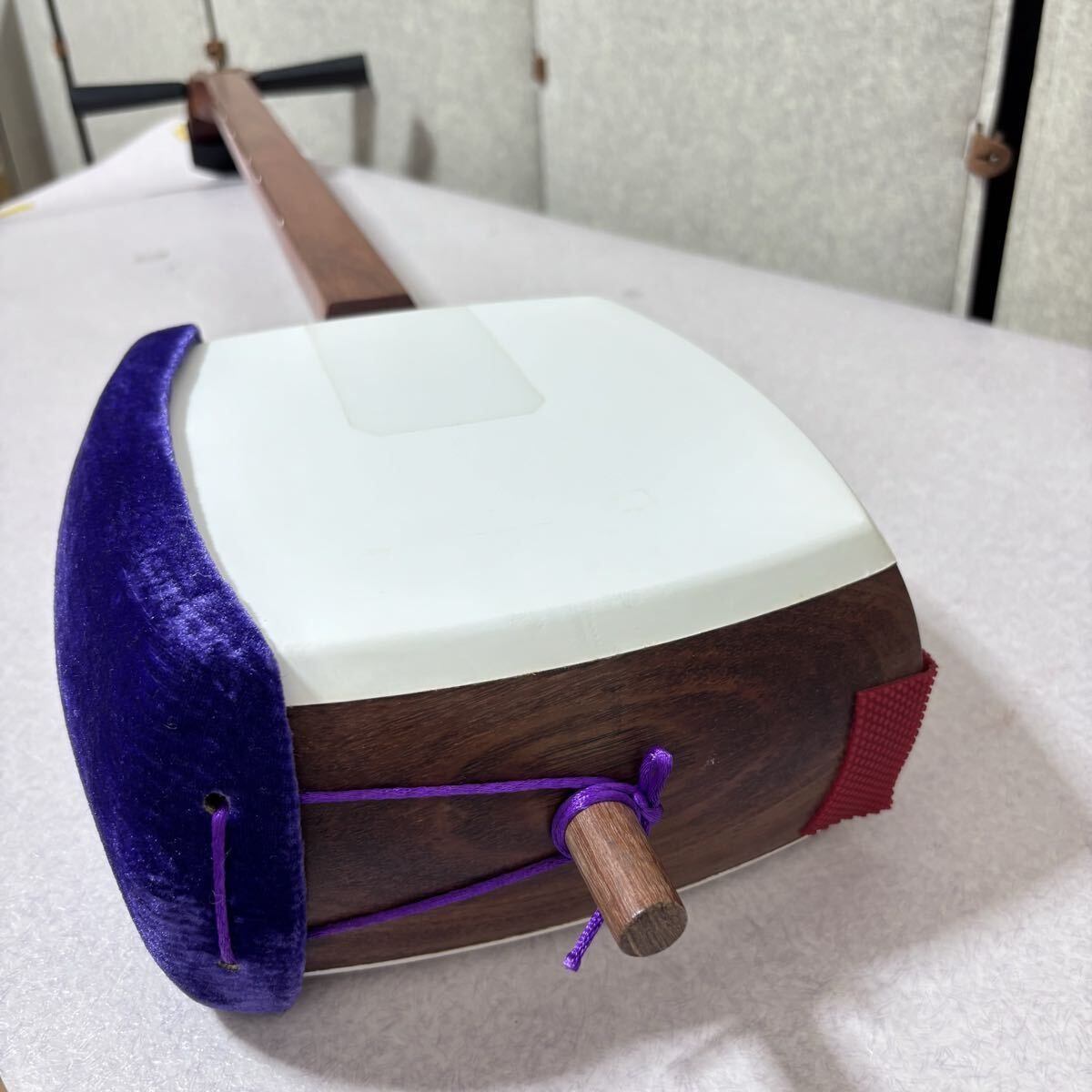 □【綺麗】津軽三味線 花梨 丸打胴 人工皮 棹幅:約3.1cm - メルカリ