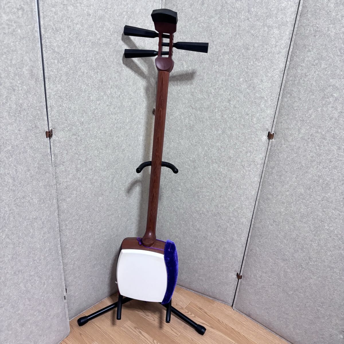 津軽三味線　花梨材　津軽塗胴掛け　鼈甲バチ　丸打胴　太棹　人工川 □【綺麗】津軽三味線 花梨 丸打胴 人工皮 棹幅:約3.1cm - メルカリ