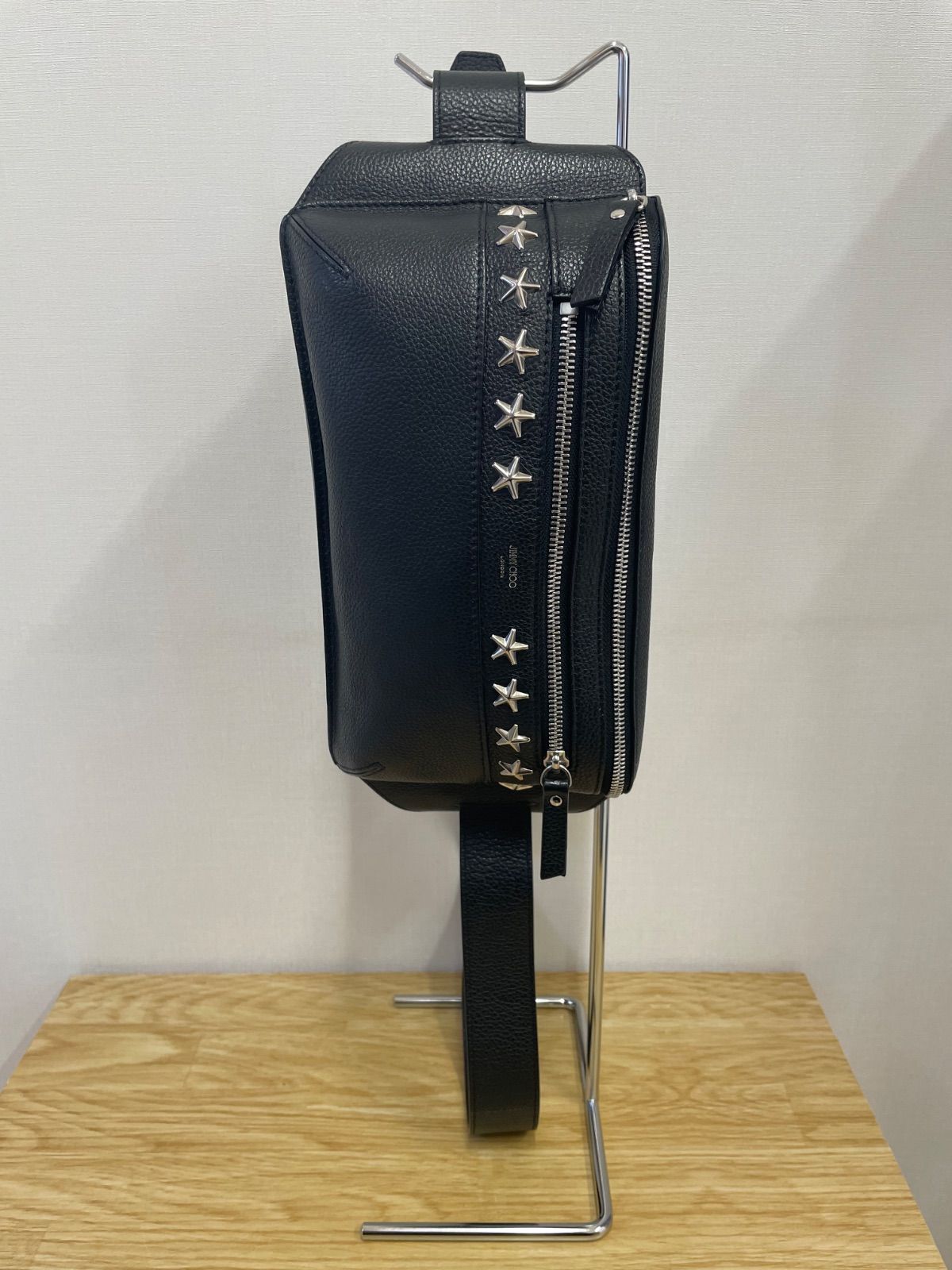 □ジミーチュウ Jimmy Choo レザー スタースタッズ ボディバッグ
