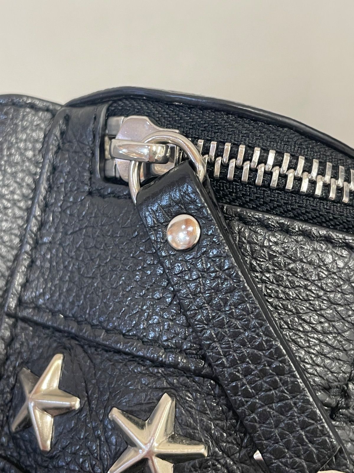 □ジミーチュウ Jimmy Choo レザー スタースタッズ ボディバッグ