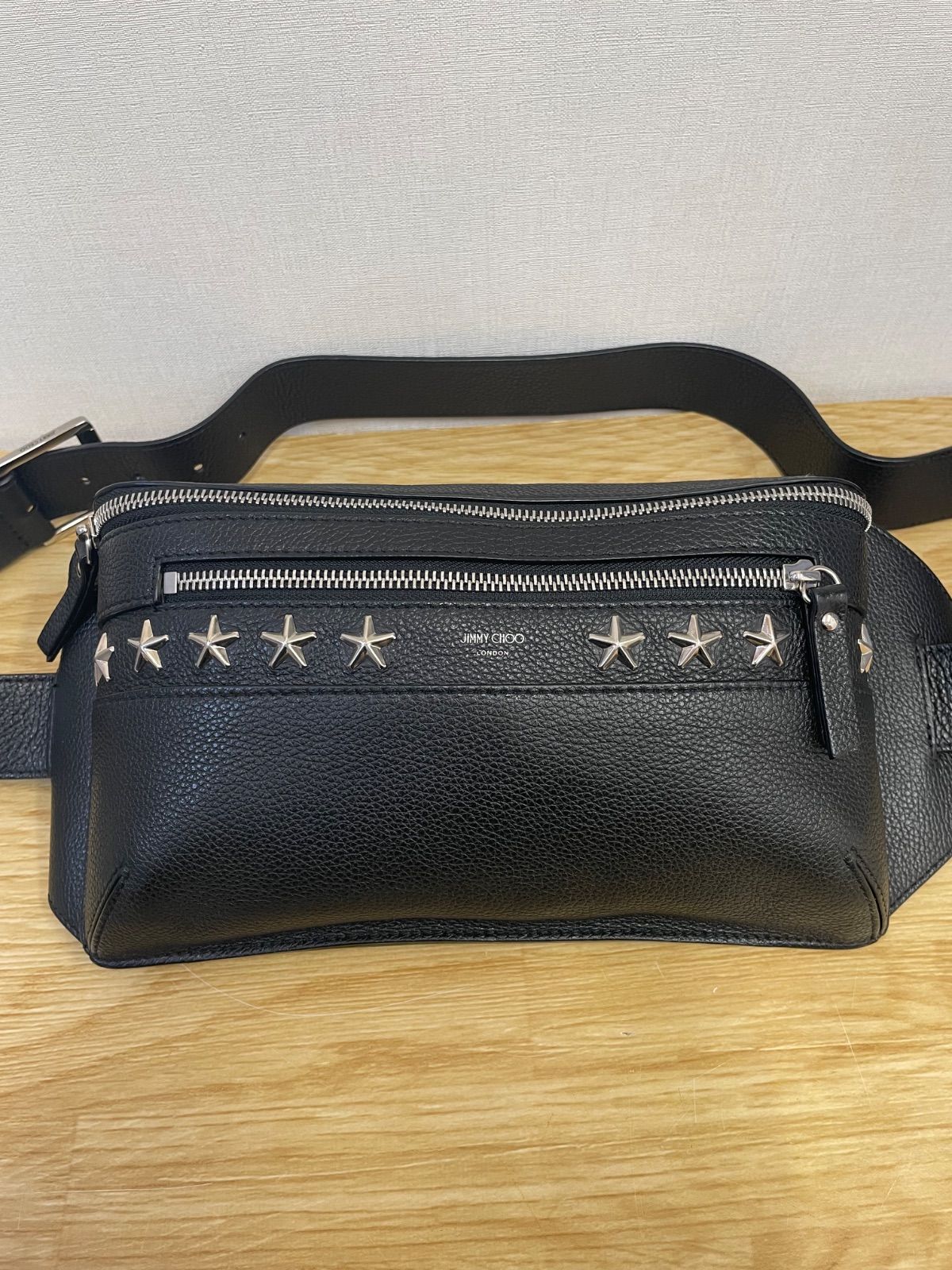 □ジミーチュウ Jimmy Choo レザー スタースタッズ ボディバッグ