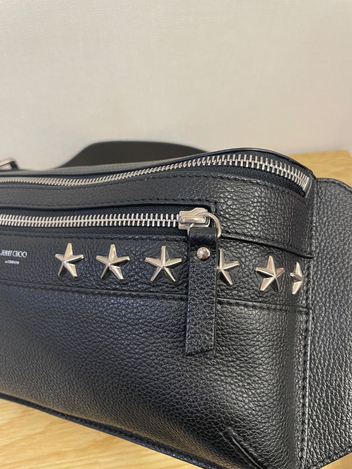 □ジミーチュウ Jimmy Choo レザー スタースタッズ ボディバッグ