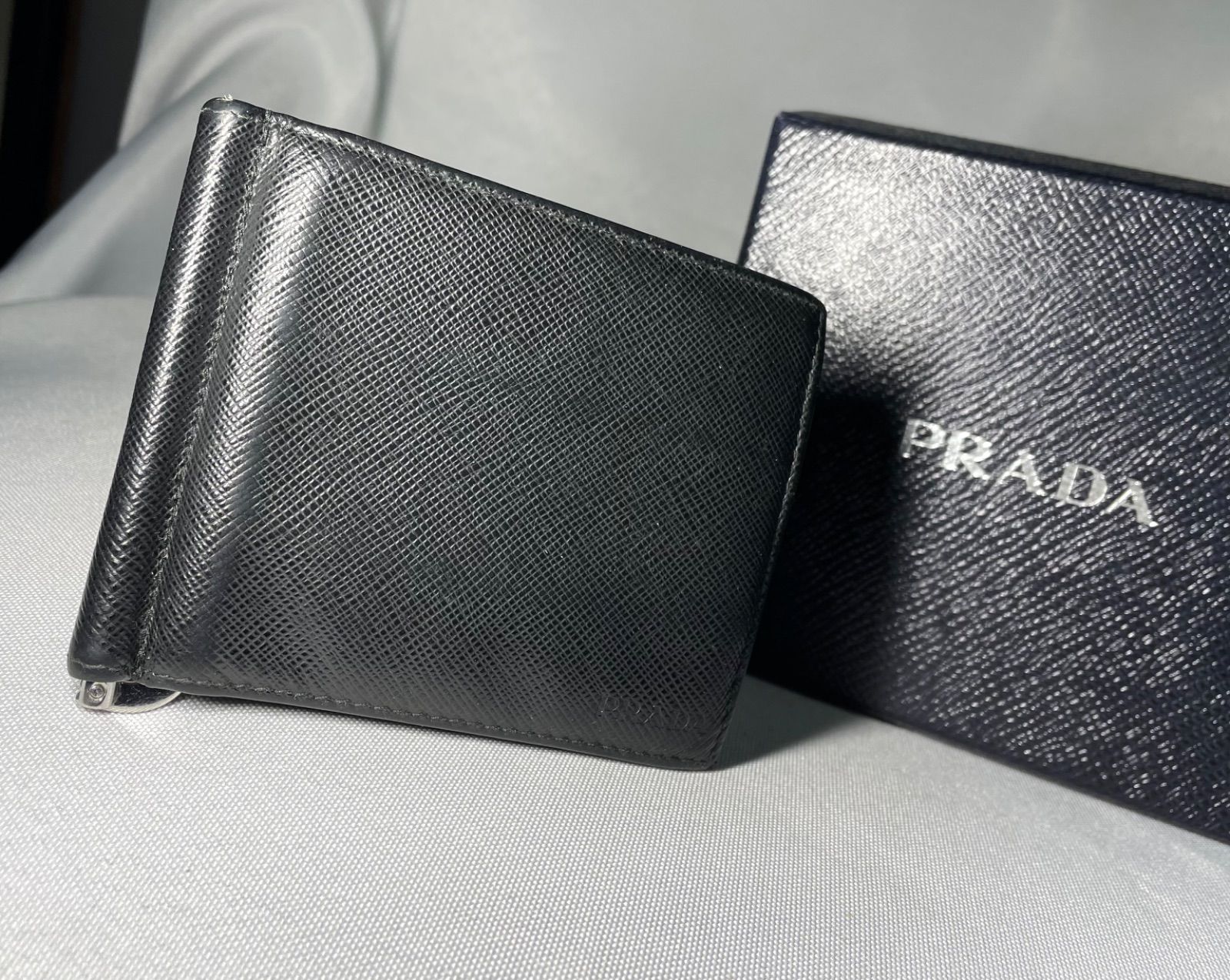 極美品 PRADA マネークリップ ロゴ型押し サフィアーノレザー ブラック PRADA プラダ サフィアーノ ブランドロゴ ブラックレザー