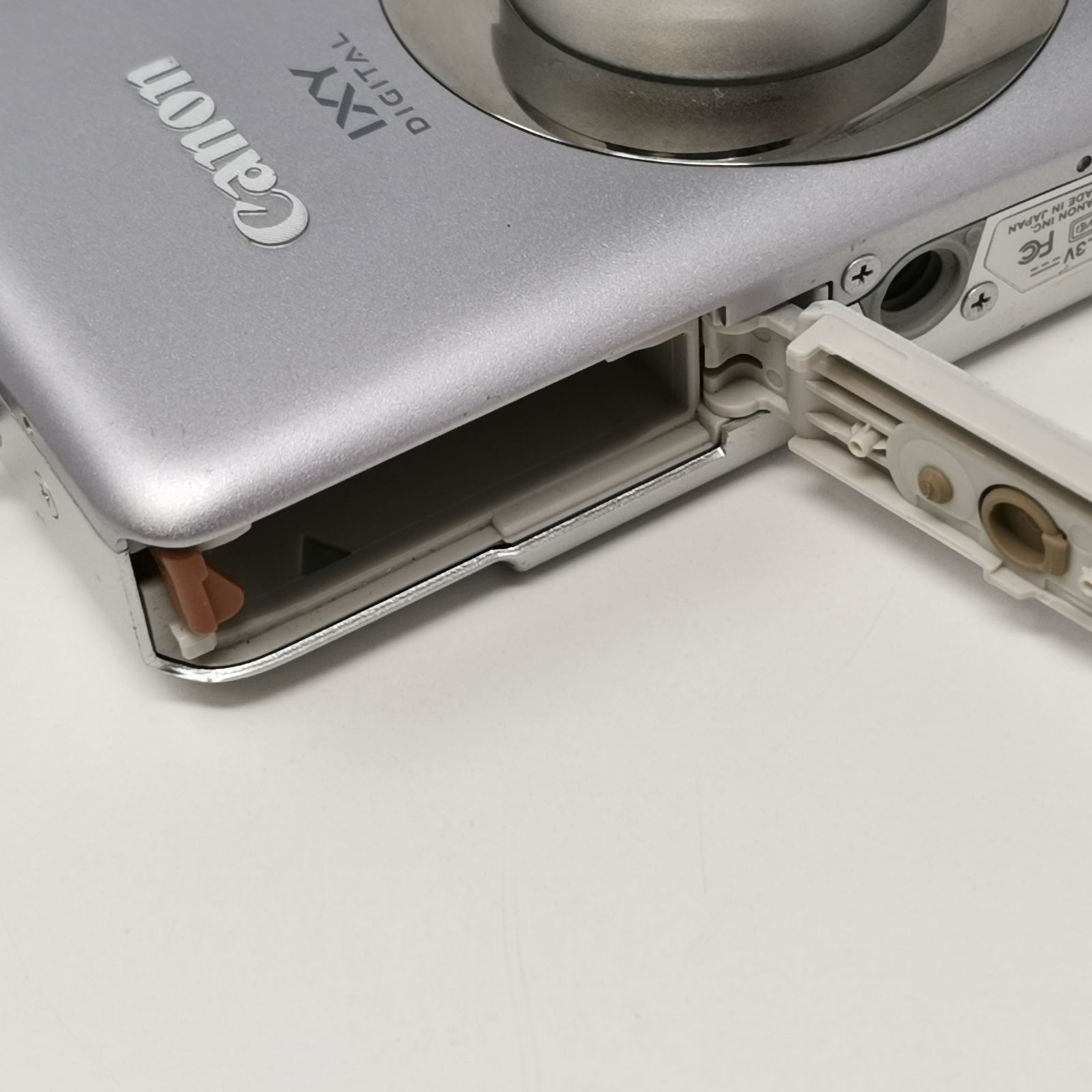 ジャンク Canon IXY DIGITAL 110 is PC1355 SDカードなし 通電確認済み