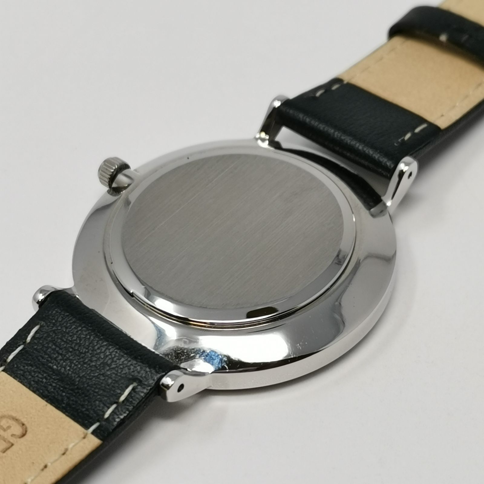 Movement in motion クォーツ メンズ腕時計 文字盤ブラック 電池切れの 