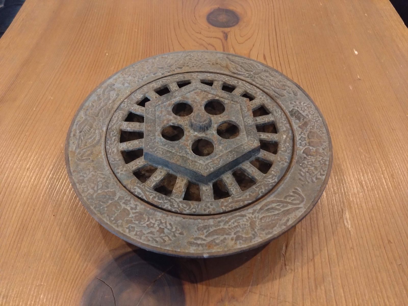 昭和レトロ 鋳鉄製 灰皿 直径26cm 大型 重厚 古道具 - メルカリ