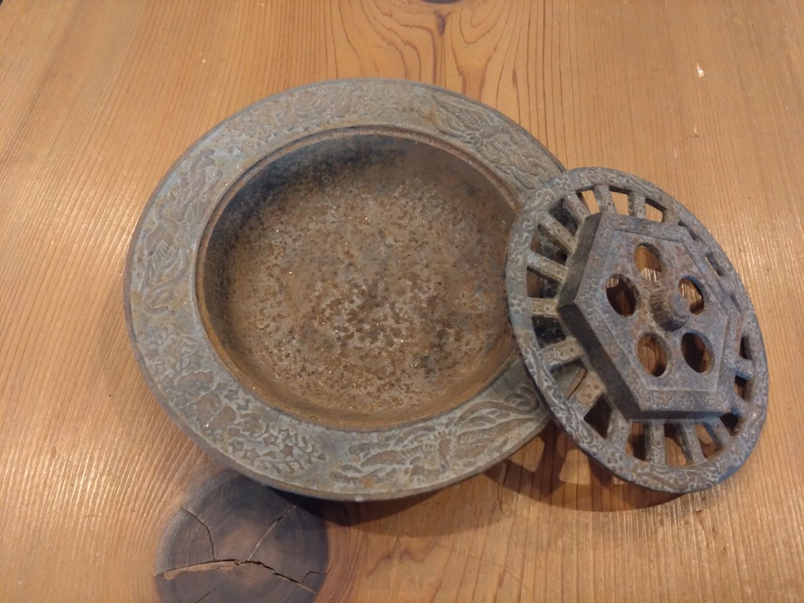 昭和レトロ 鋳鉄製 灰皿 直径26cm 大型 重厚 古道具 - メルカリ