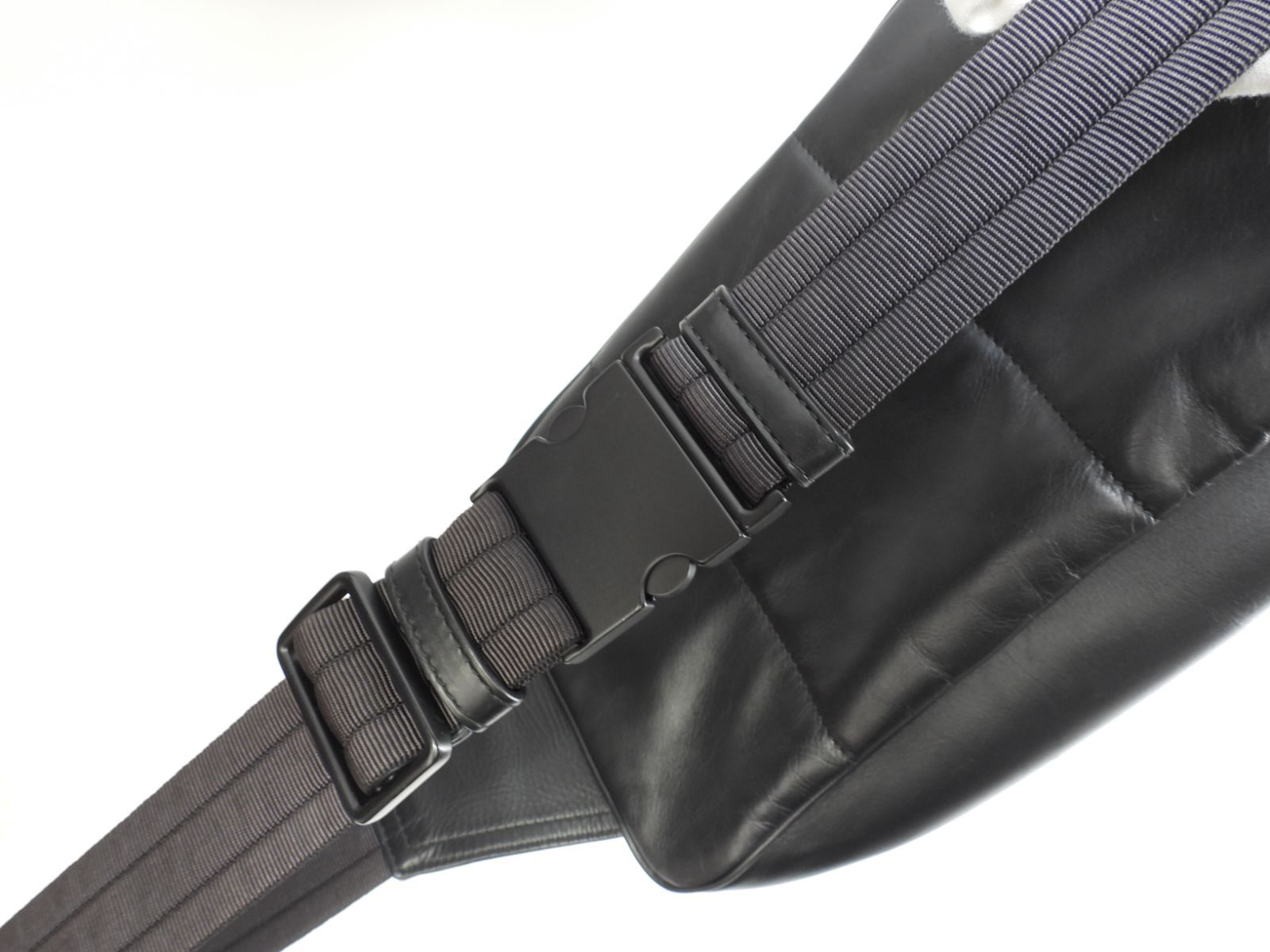 BOTTEGA VENETA ボッテガヴェネタ ブラックレザーボディバッグ ボディ 