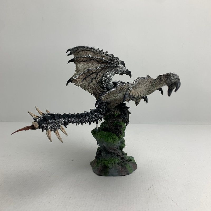 中古品】 箱難あり カプコン クリエイターズモデル 銀火竜 リオレウス