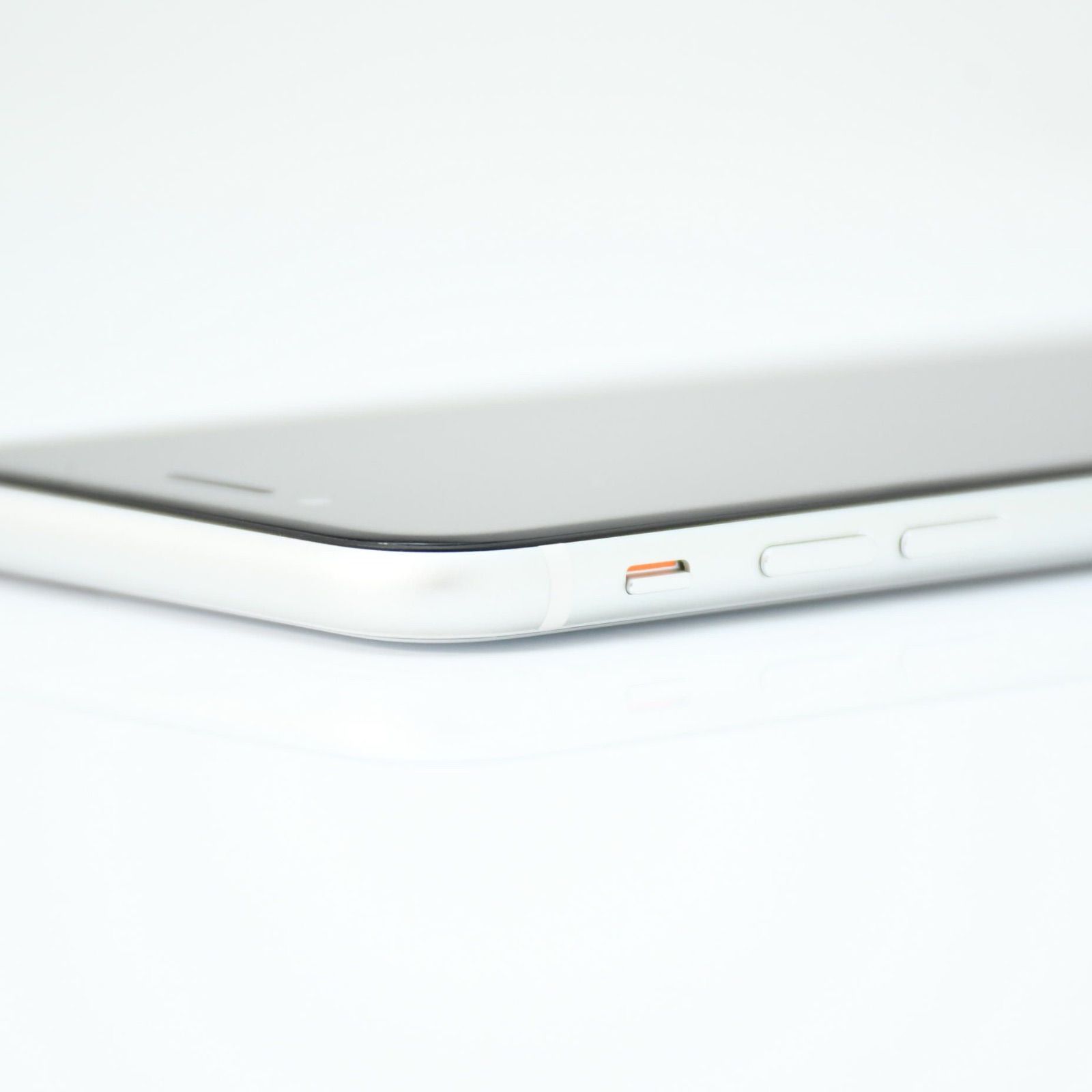 美品＊純正バッテリー最大容量92％】au SIMフリーiPhone SE 第2世代