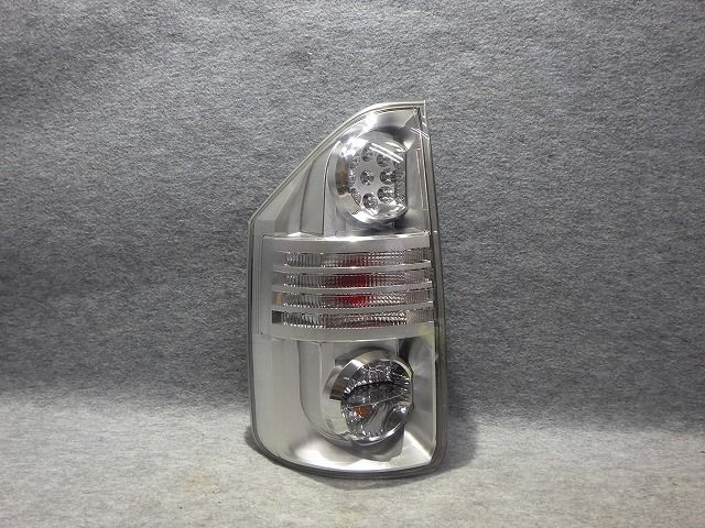 70系 ヴォクシー 左テール ZRR70/75 前期 キラメキ 28-199 81561-28541