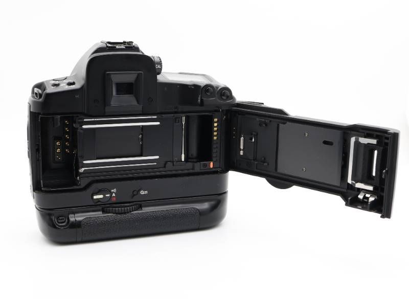 □完動品 Canon EOS-3 ボディ 一眼レフカメラ ワケアリ - メルカリ