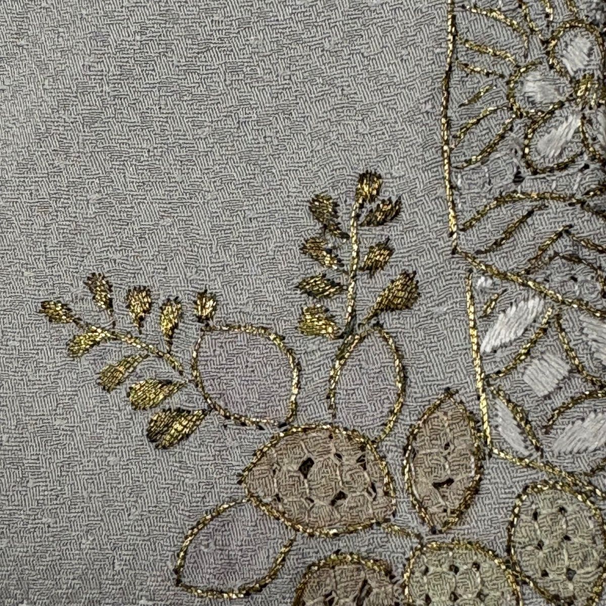 付下げ 身丈155cm 裄丈64.5cm M 袷 文箱 草花 金糸 刺繍 薄紫 正絹 秀