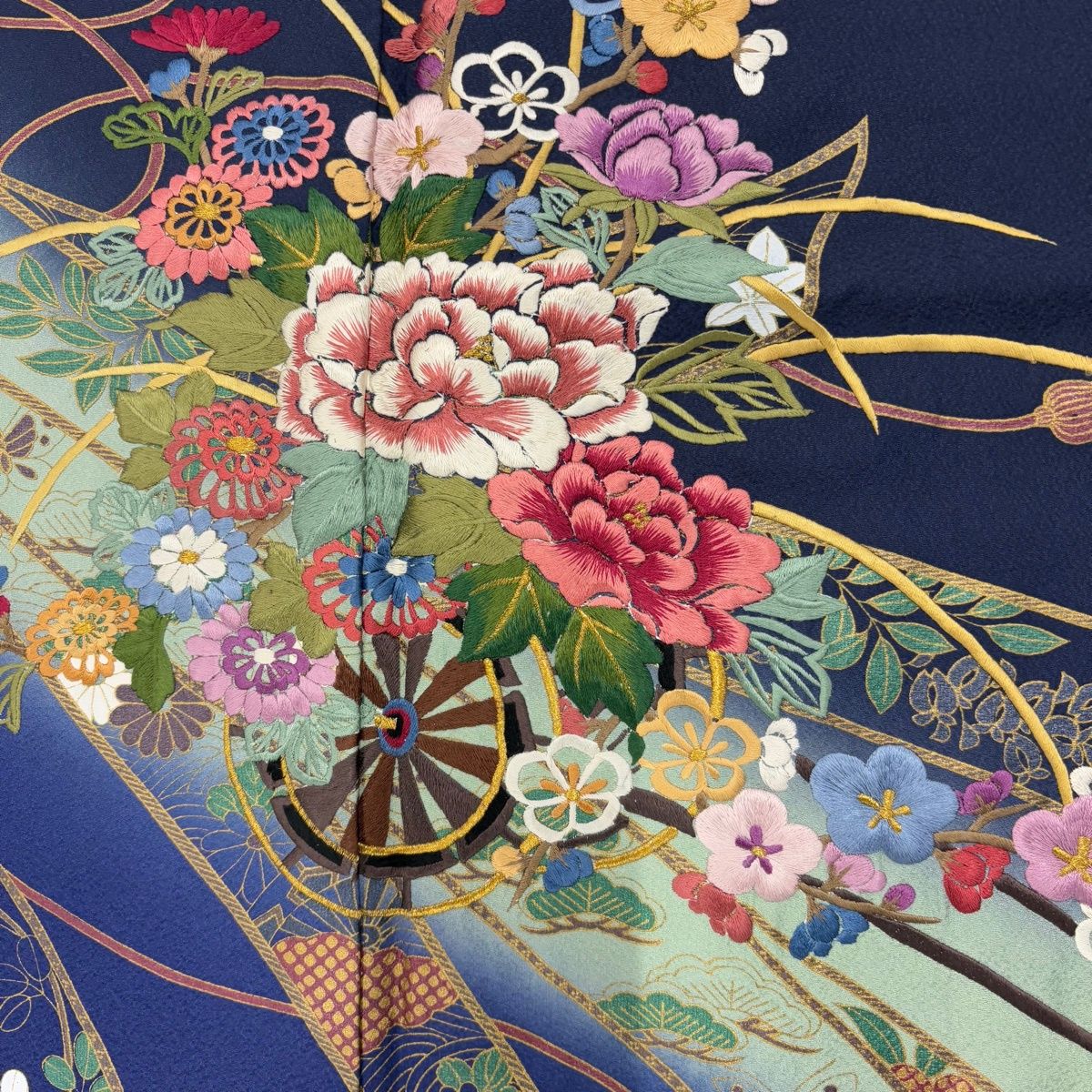 美品】 訪問着 身丈161.5cm 裄丈64cm M 袷 花車 熨斗 金糸 刺繍 紺色