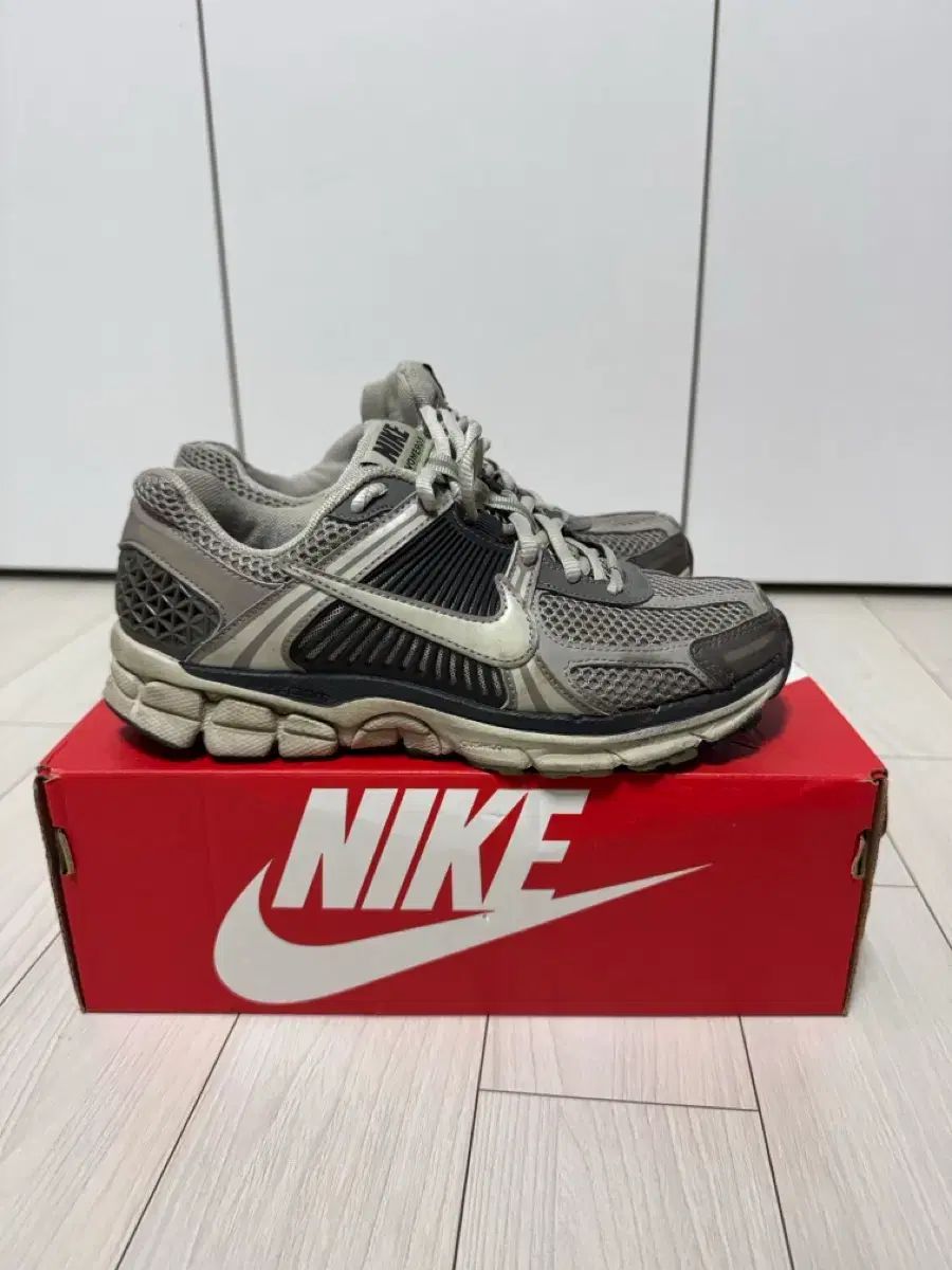 ナイキ ボメロ5 スニーカー コブルストン / 235